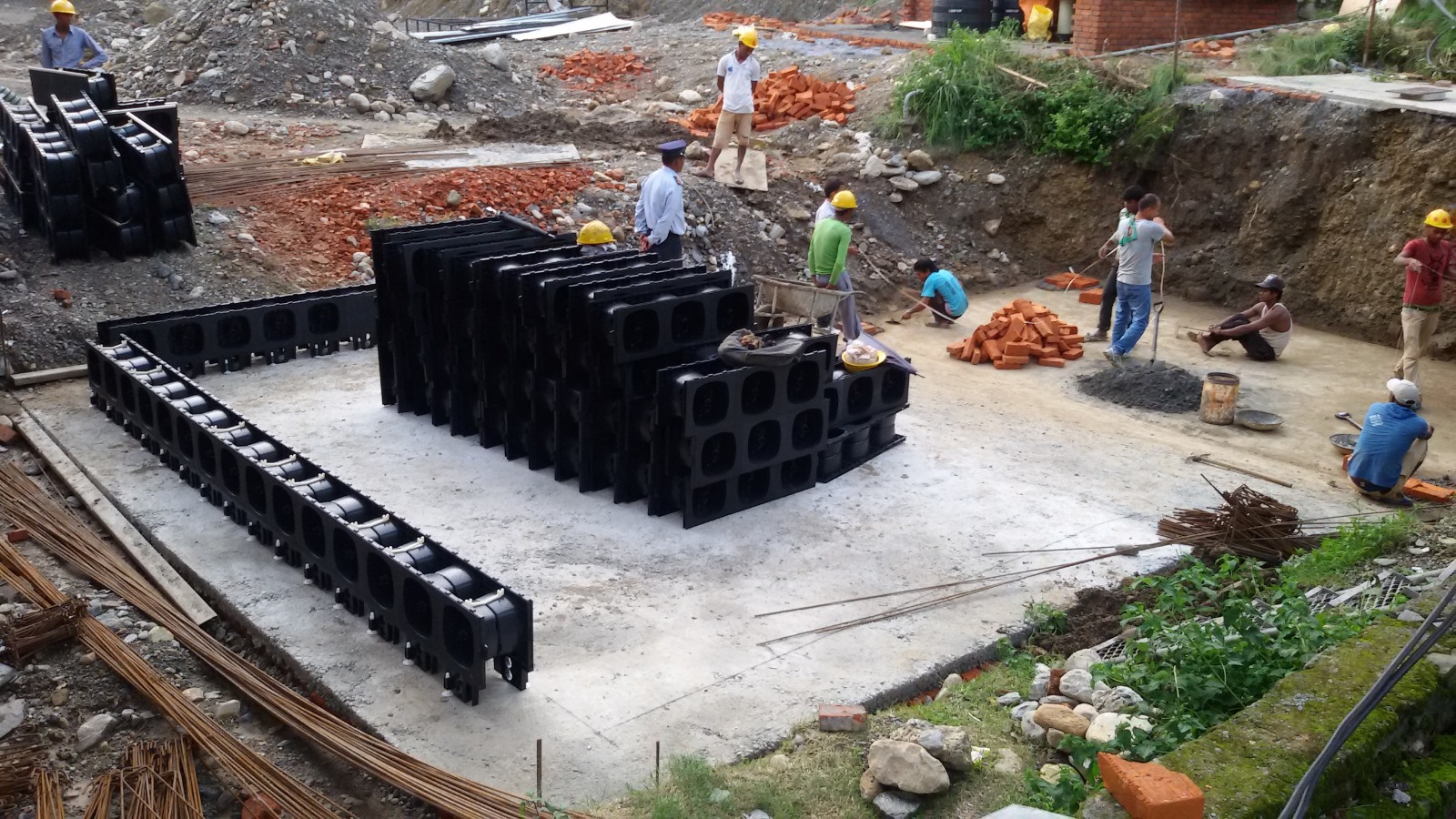Pool construction stage 2: modular wall panels laid out on the prepared base before assembly.